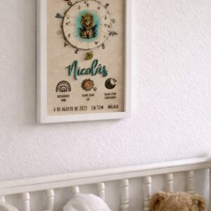 Quadro astrológico 3D em madeira para bebé em nome de Nicolás, exposto numa parede de quarto infantil acima do berço, criado pela Pinóquio Woodart
