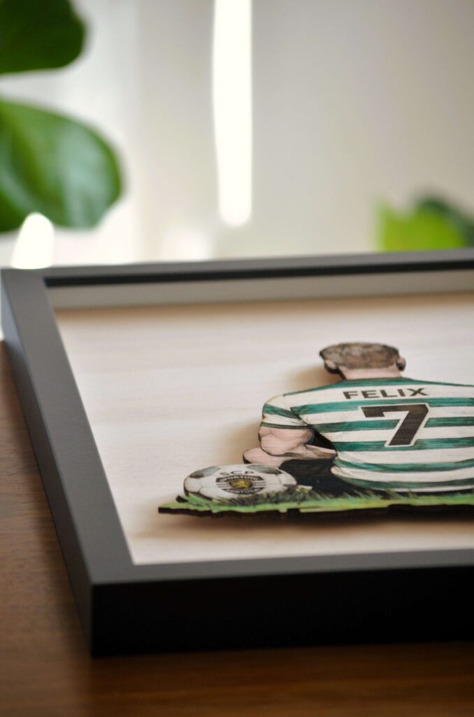 Quadro em madeira personalizado com jogador de futebol, nome e número, pintado à mão, peça artesanal da coleção Novas Lendas