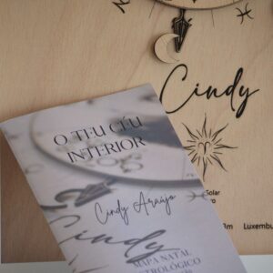 Conjunto composto por quadro de mapa astrológico em madeira e livro personalizado "O Teu Céu Interior" com o nome Cindy Araújo, da Pinóquio Woodart.