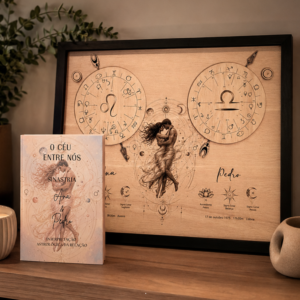 Quadro de sinastria e mapa astrológico de casal em madeira personalizado com os nomes Ana e Pedro, com o livro de interpretação "O Céu Entre Nós" ao lado, da Pinóquio Woodart.