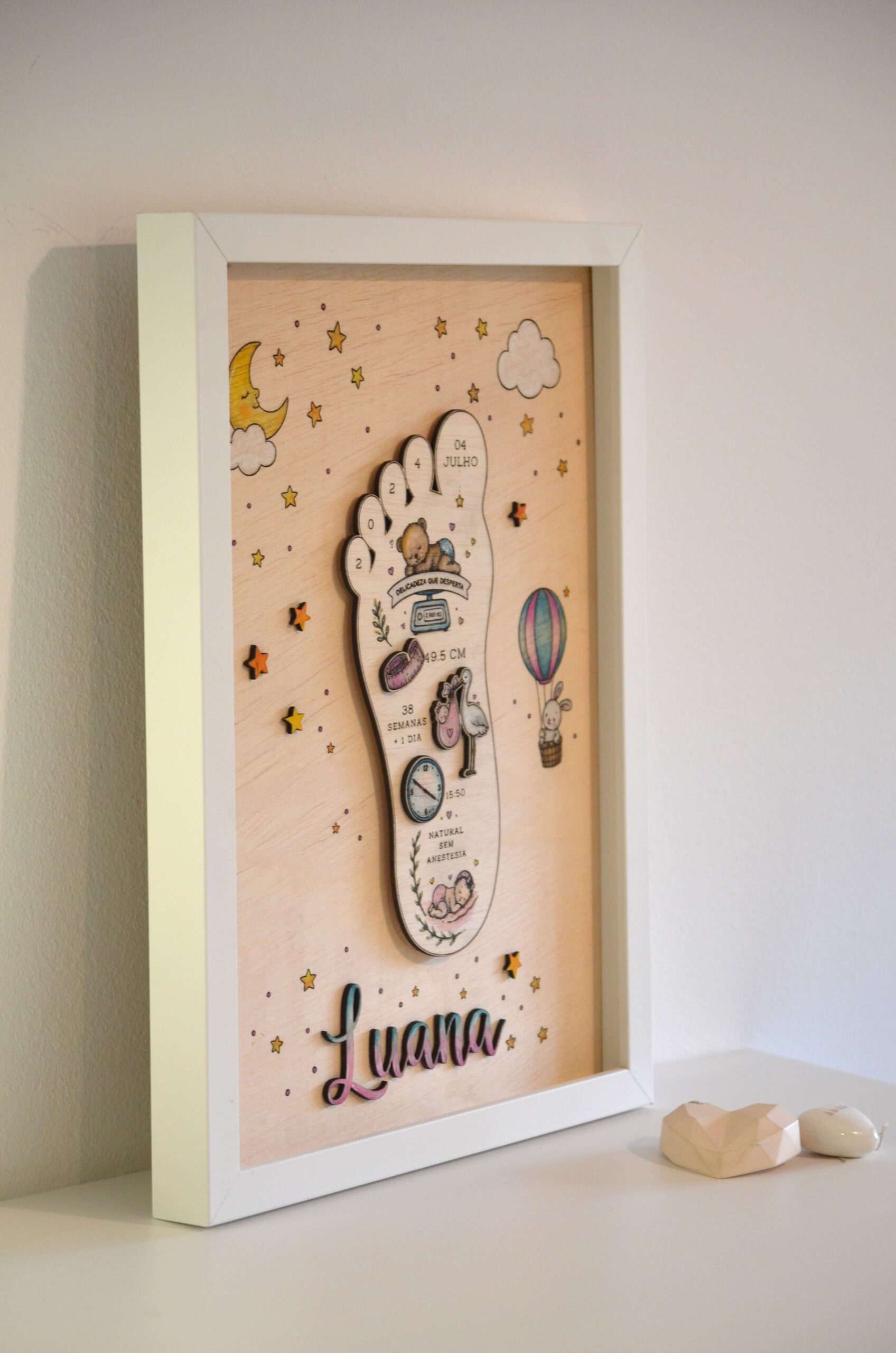 Quadro de nascimento 30x40 cm em madeira personalizado com elementos 3D da coleção Era uma vez do Pinóquio Woodart.