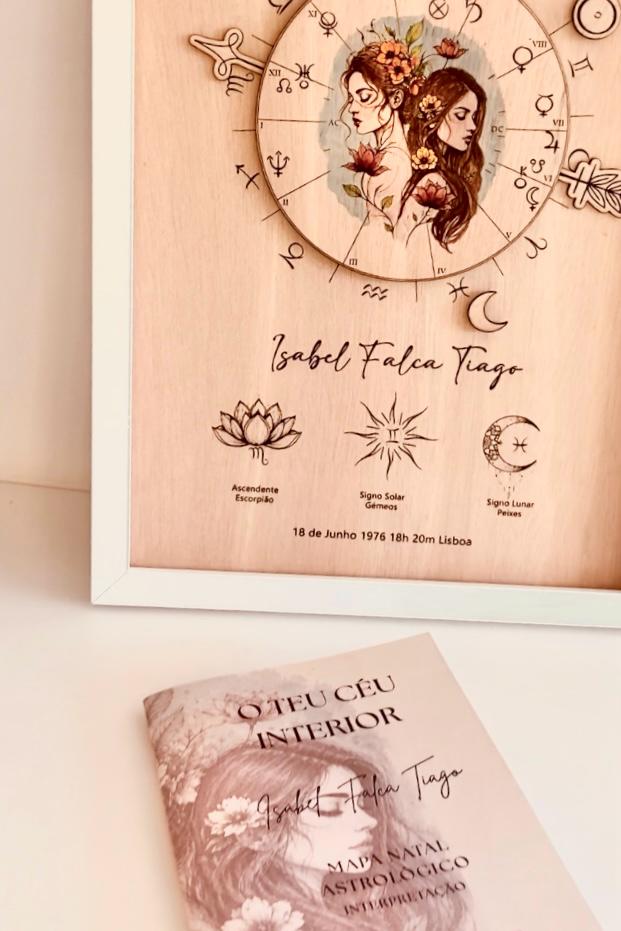 Quadro astrológico em madeira com mapa natal e livro personalizado "O Teu Céu Interior" em nome de Isabel Falca Tiago, criado pela Pinóquio Woodart