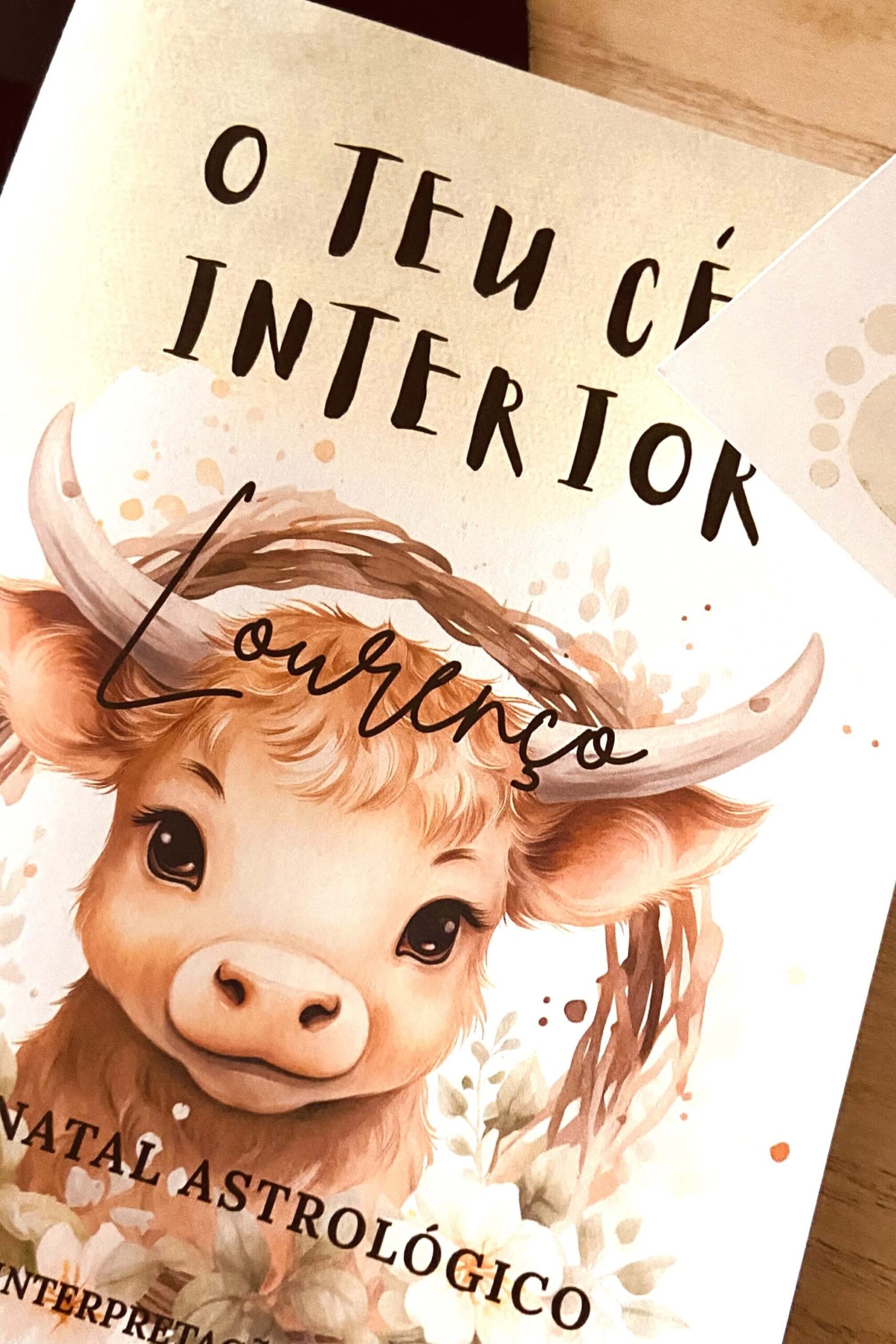 Capa personalizada do livro de interpretação de mapa natal "O Teu Céu Interior" com o nome Lourenço e a ilustração de um pequeno touro, da Pinóquio Woodart.