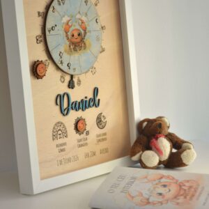 Quadro de mapa astrológico infantil em madeira personalizado com o nome Daniel, acompanhado pelo livro de interpretação "O Teu Céu Interior" e um ursinho de peluche, da Pinóquio Woodart.