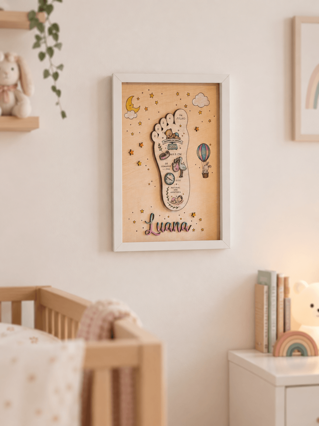 Quadro de nascimento 30x40 cm suspenso na parede num quarto de criança decorado, da coleção Era uma vez do Pinóquio Woodart.